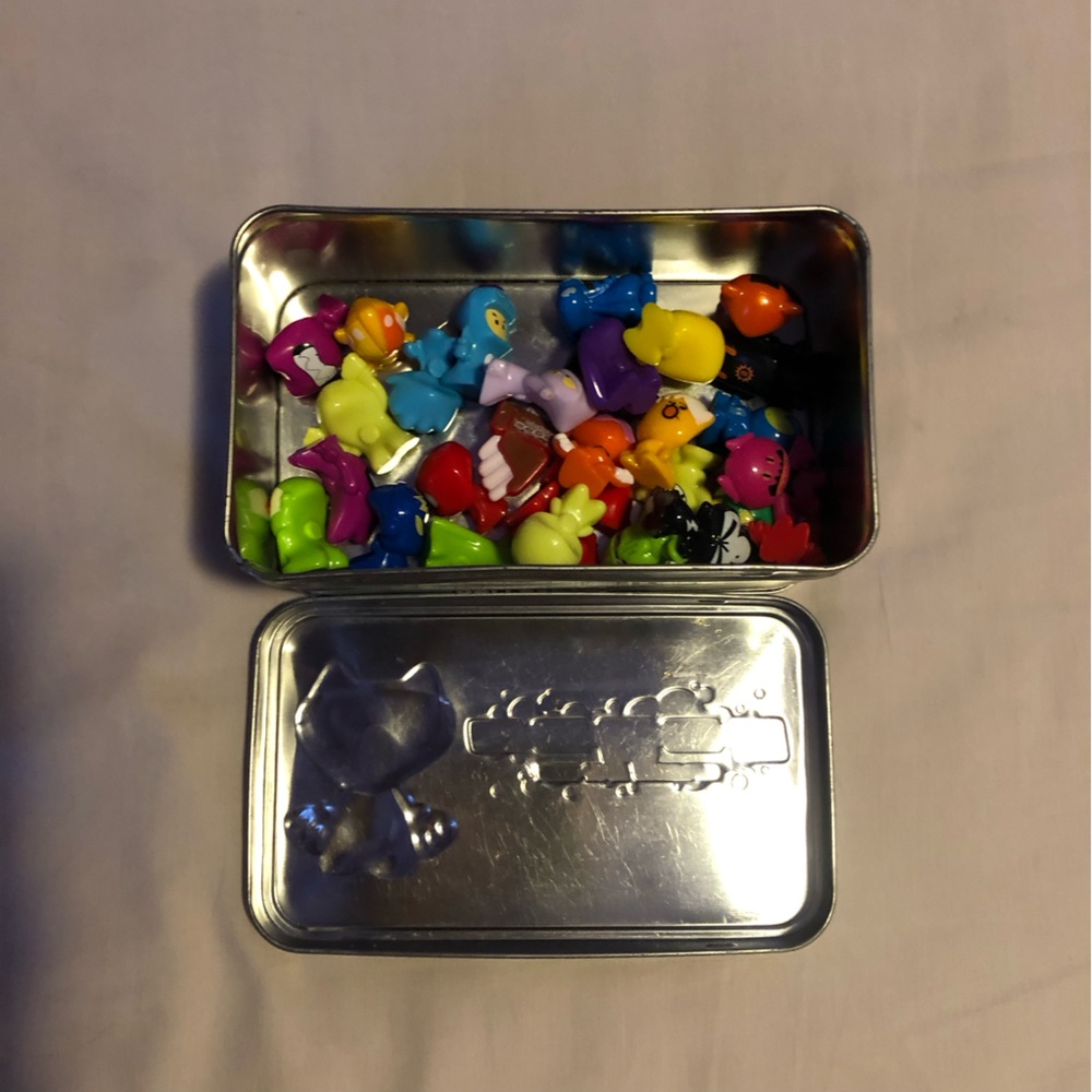 30 Assorted Gogos Crazy Bones Figures and Tin